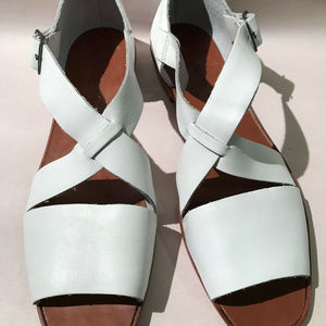 Liz Claiborne Leather White Flat Sandals 8.5 N